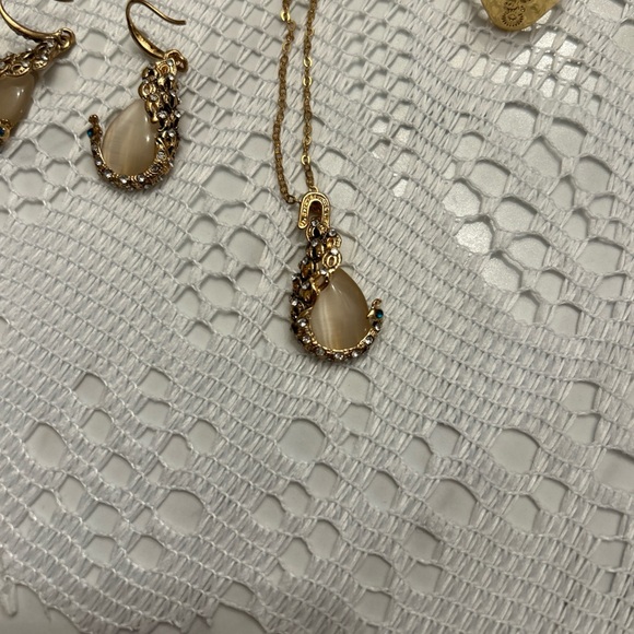 Vintage Elegant Gold tone and Cream Jewelry Set - Picture 8 of 14